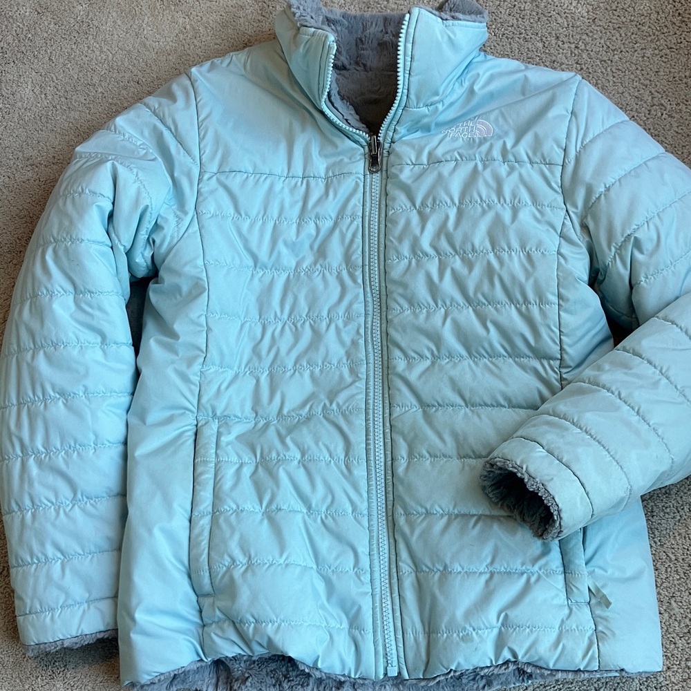 Girl’s NorthFace Reversible Jacket 
Size LG 14/16
Small mark on back of arm